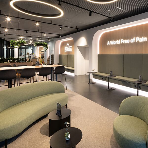 Interior fit-out of a modern employee café and co-working space by Display International as general contractor, combining New Work design and functional architecture.