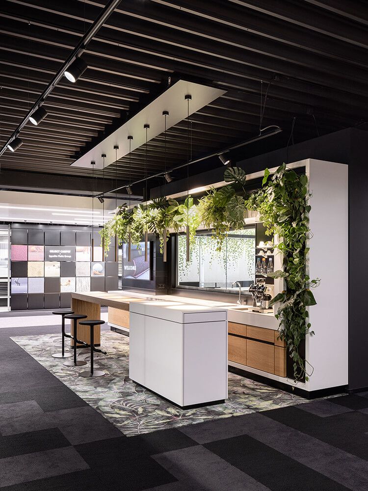 Innenausbau für Markenräume. Display International gestaltet inspirierende Showrooms und Arbeitswelten, die Funktionalität und Ästhetik perfekt verbinden.