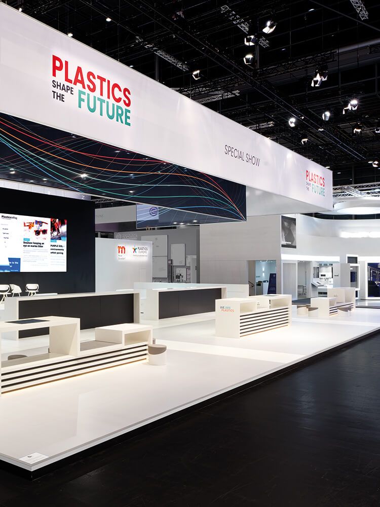 Moderner und zeitloser Messestand auf der Kunststoffmesse K in Düsseldorf.
