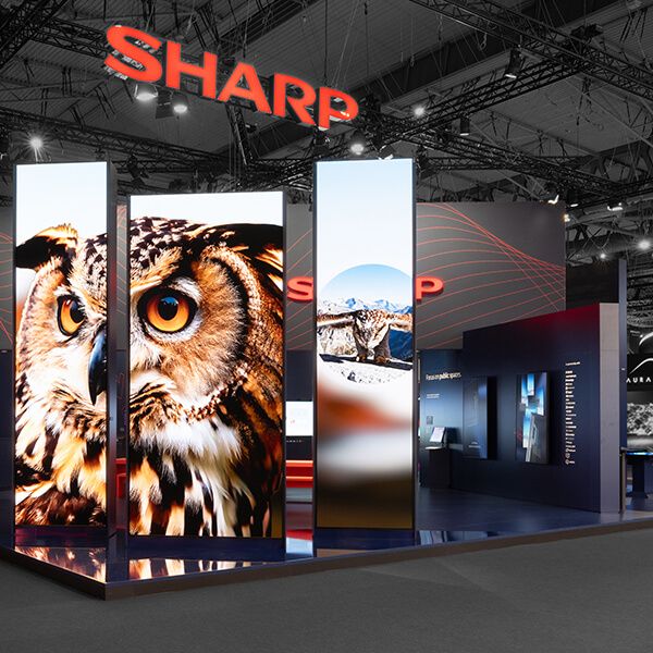 Moderner Messestand von Sharp auf der ISE 2026 in Barcelona – realisiert von Messebauer Display International mit klarer Architektur und integrierten Displaylösungen.
