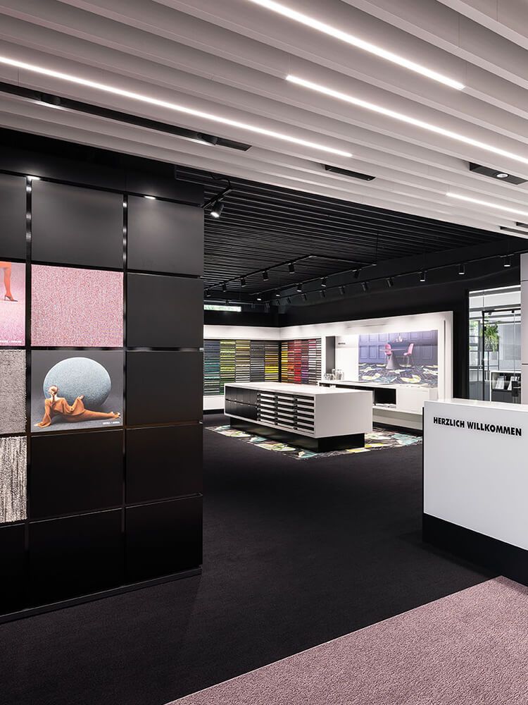 Showrooms, die Marken erlebbar machen. Display International realisiert im Innenausbau moderne Markenwelten, die Design, Licht und Raumwirkung vereinen.