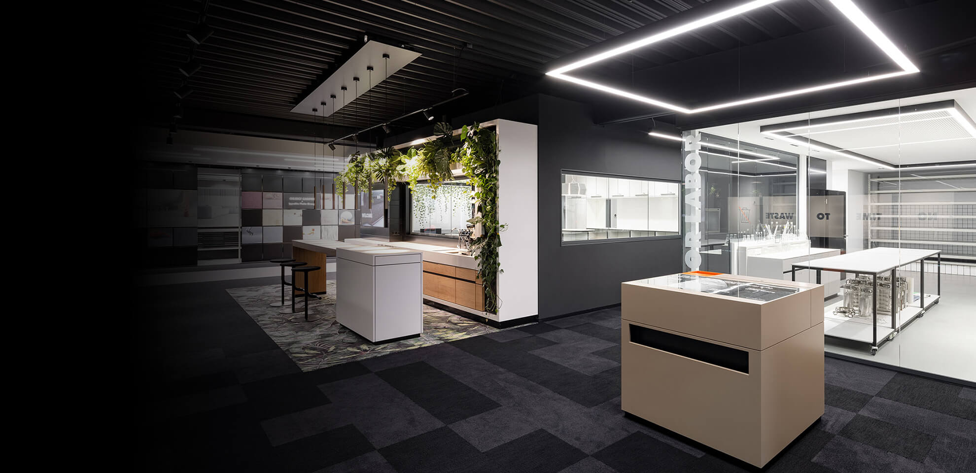 Innenausbau mit Präzision und Stil. Display International realisiert als Generalunternehmer maßgeschneiderte Showrooms und Innenräume mit höchstem Designanspruch.