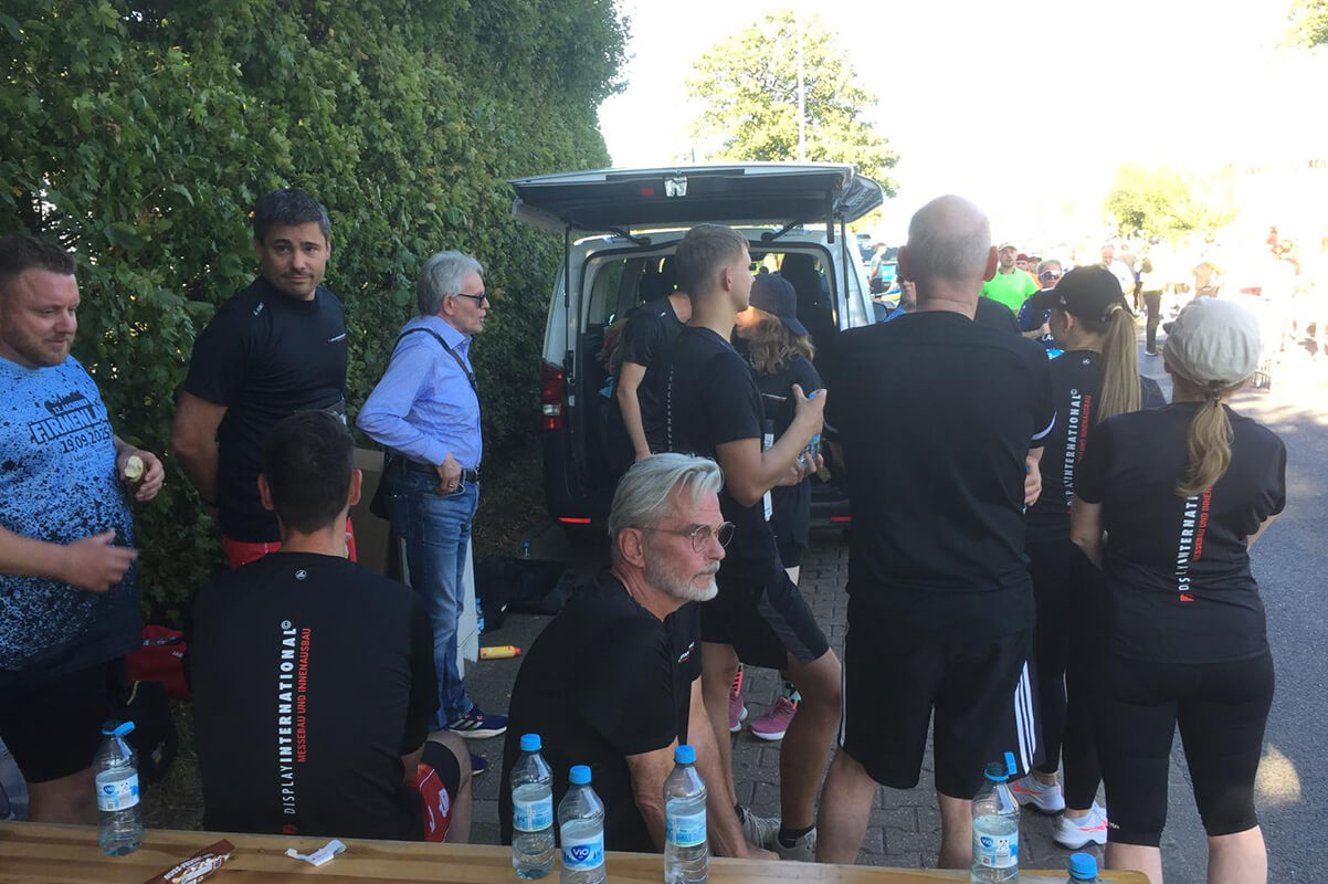 Im einheitlichen DI-Laufshirt zeigten alle Teamgeist und Zusammenhalt.