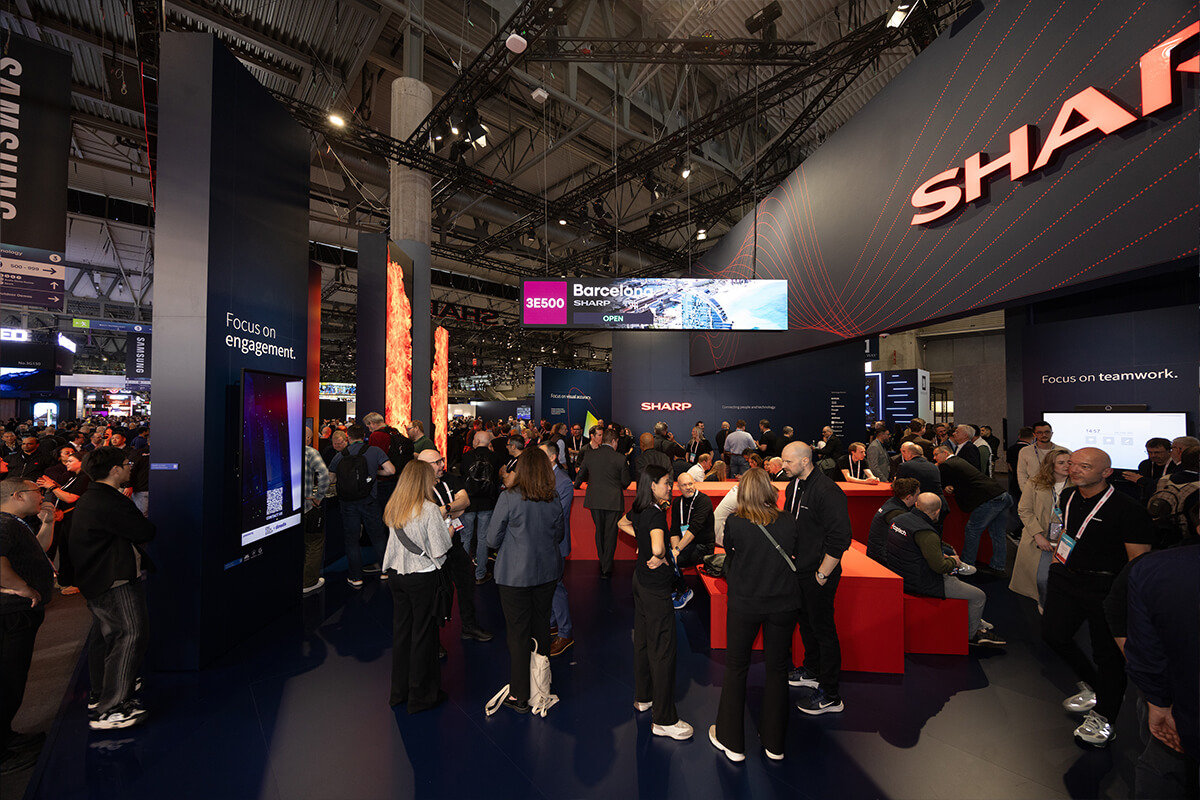 Klare Besucherführung und strukturierte Raumaufteilung auf dem Sharp Messestand – Messebau von Display International.