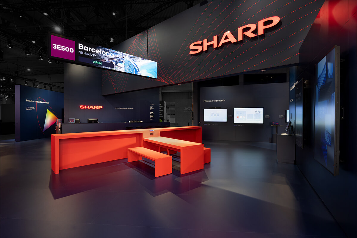 Offene und einladende Markenwelt auf der ISE Barcelona – umgesetzt im Messebau durch Display International.