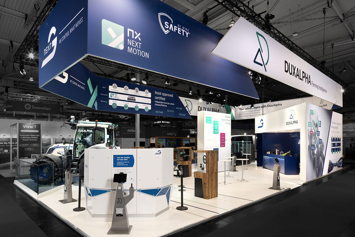 Medientechnik im Messebau perfekt integriert: Digitale Inhalte und Screens als Teil des ganzheitlichen Standkonzepts.