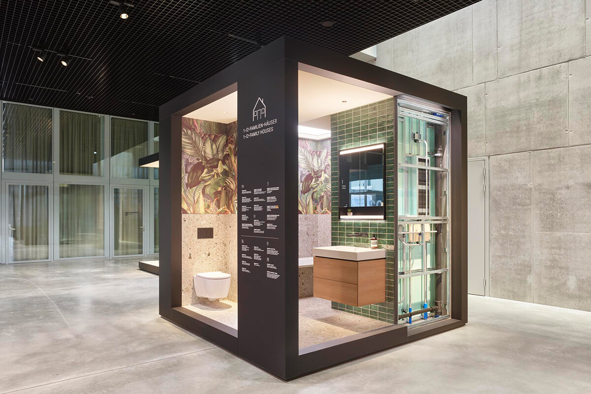 Geberit Markenraum mit hochwertiger Ausstellungsgestaltung und integrierter Produktinszenierung.