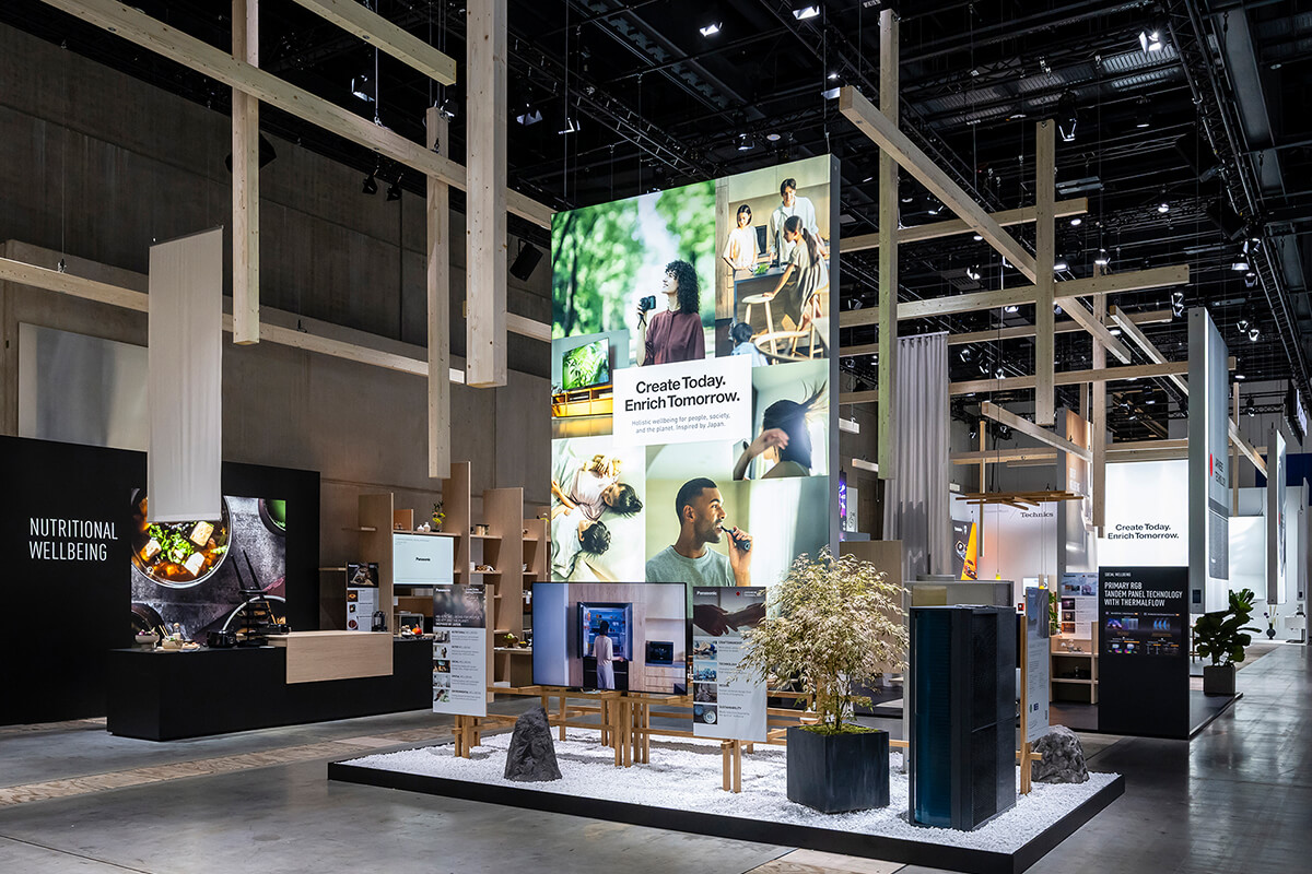 Traditional Japanese wood elements precisely integrated into Panasonic’s modern booth design.