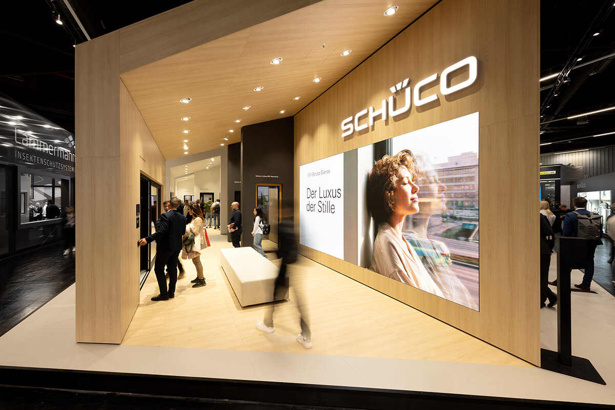 Welcoming entrance of the Schüco exhibition stand – premium materials, clear branding and impactful exhibition design.
