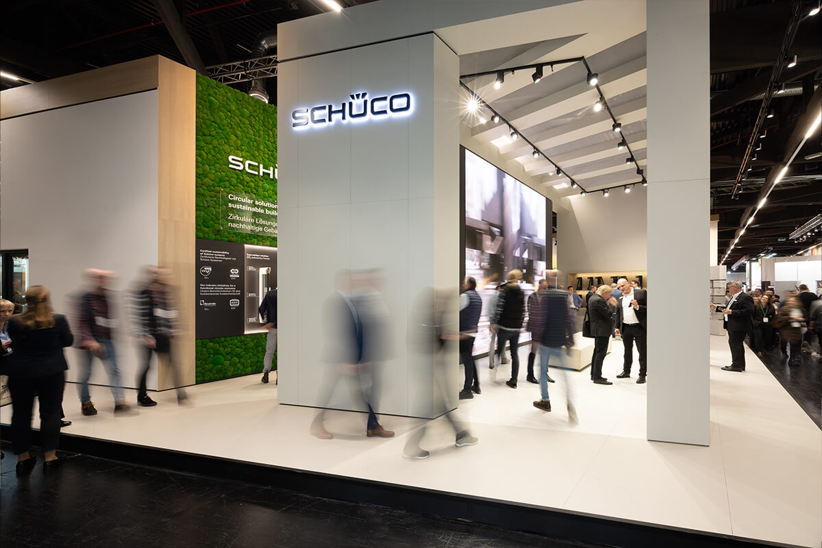 Open stand architecture for optimal visitor flow – Schüco at Fensterbau Frontale with a well-planned concept and high visitor engagement.