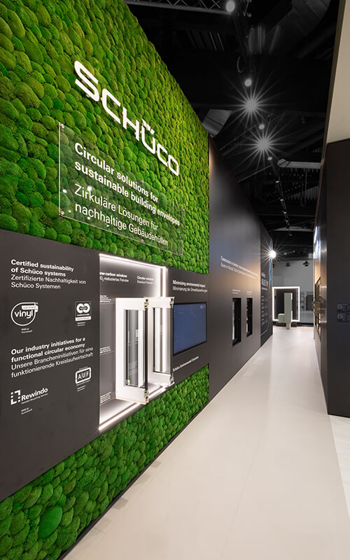 Sustainable materials and precise details in the Schüco stand – modern exhibition construction focused on quality, design and reuse.