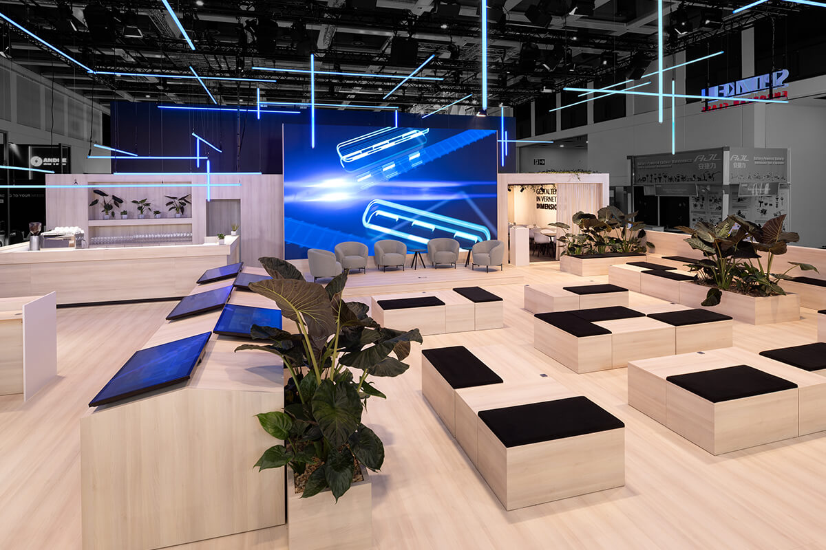 Großzügige Kommunikations- und Begegnungsbereiche auf dem SPITZKE SE Messestand bei der InnoTrans 2026 in Berlin.
