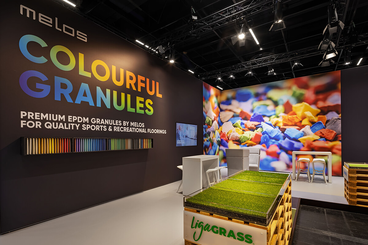 Der Messebauer Display International verbindet klare Gestaltung und Markenwirkung im Gemeinschaftsstand der Sport Group auf der FSB Köln.