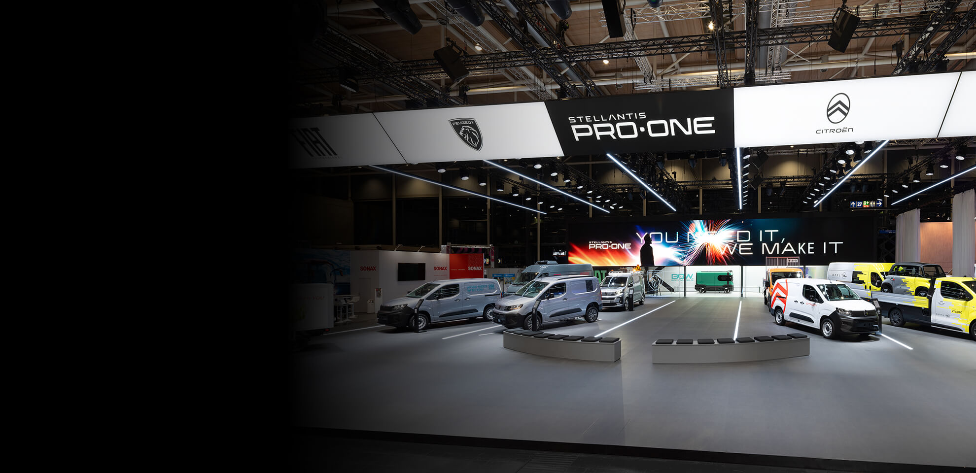 Großflächiger Messeauftritt von Stellantis Pro One auf der IAA Transportation 2026 mit moderner Architektur und starker Fernwirkung.