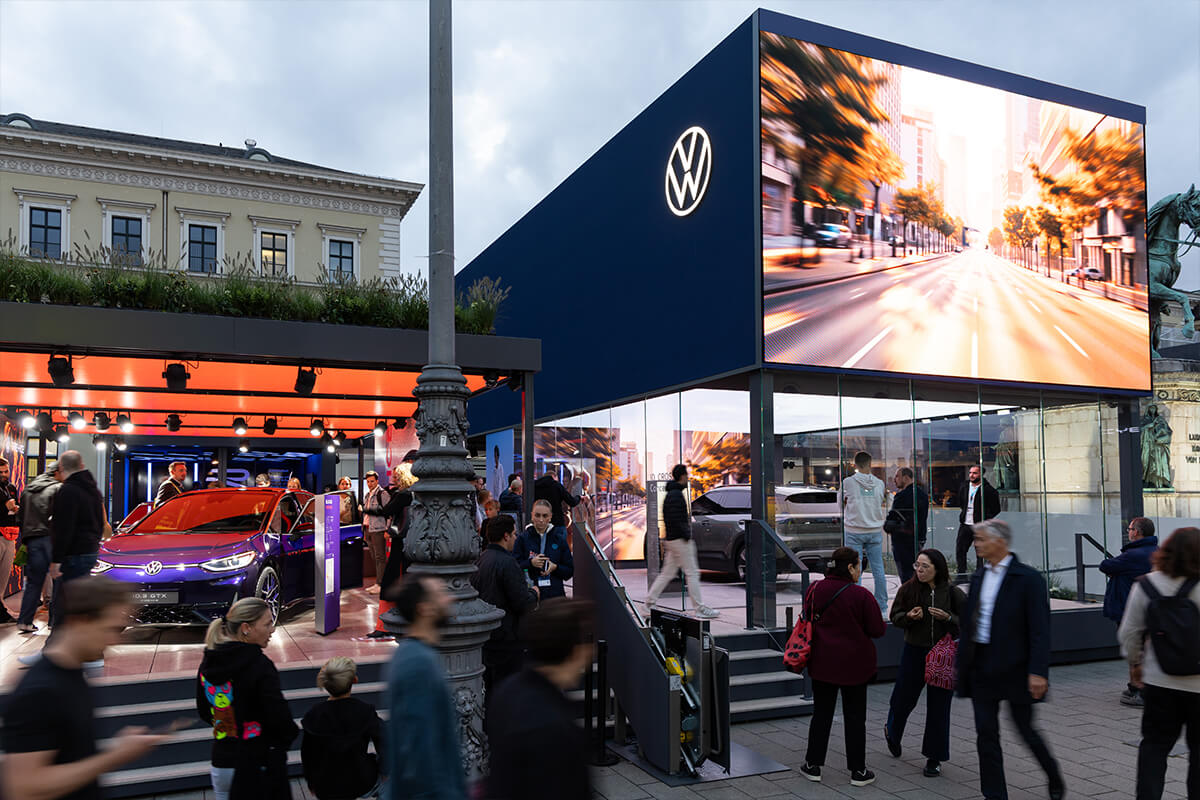 Display International realisierte den Volkswagen Messestand – eine klare Designsprache und präzise Umsetzung auf der IAA Mobility 2025 in München.