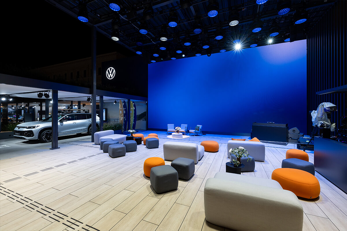Modernes Standdesign für Volkswagen. Display International schuf auf der IAA Mobility 2025 einen offenen, einladenden Markenraum mit klarer Struktur.