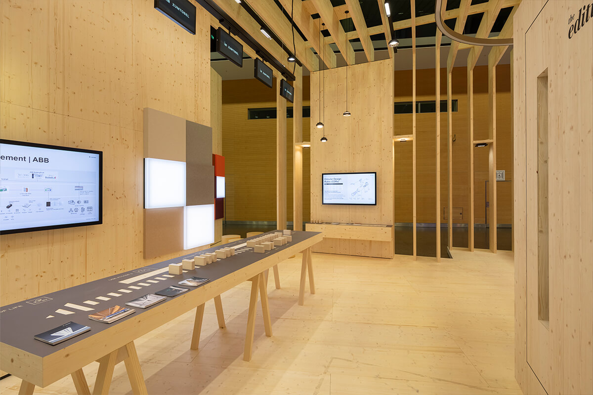 Spacious visitor flow at the Zumtobel exhibition stand at Light + Building Frankfurt.
